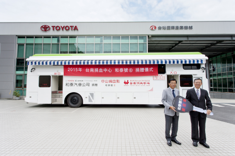 和泰汽車黃南光董事長(左)代表捐贈「和泰號6」大型捐血車予台南捐血中心，由南捐蔡光昭主任(右)代表受贈。